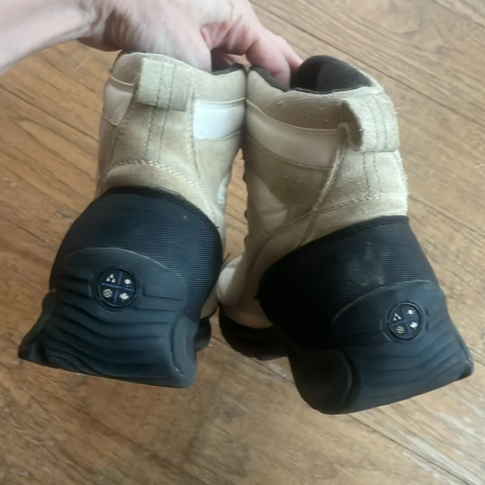 Land’s End Cream/Tan Women’s Gorpcore Outdoor Winter Lace Up Boots Size 8